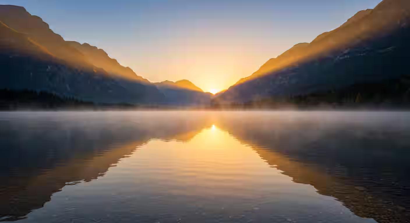 Águas tranquilas ao nascer do sol entre montanhas representando paz do Salmo 23