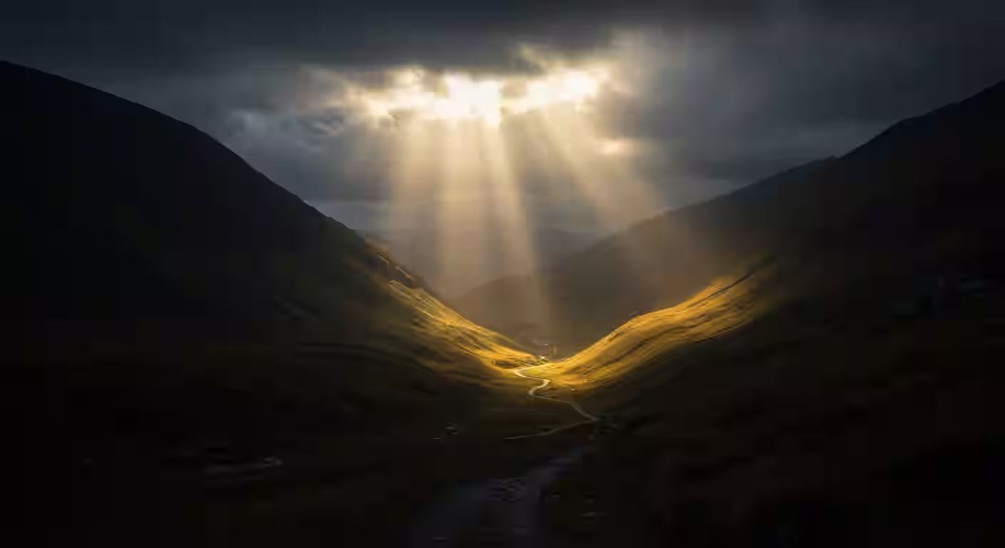 Vale sombrio com luz divina iluminando o caminho simbolizando proteção de Deus